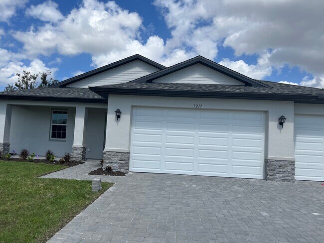 Building Photo - 1217 SW 34th Ter