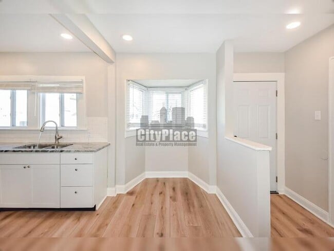 Building Photo - 752 Cottage Ave