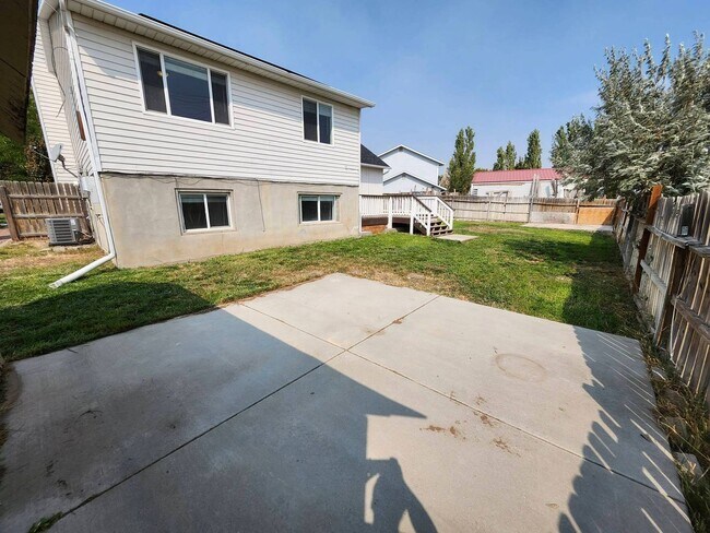 Building Photo - Newly Renovated 3 Bed 2 Bath Home in Kearns!!!