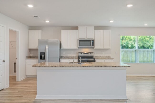 Building Photo - AVAILABLE NOW | BEAUTIFUL 5 BEDROOM, 3 BATH HOME IN MILTON WITH LARGE BACK YARD