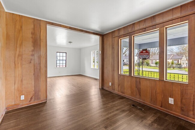 Building Photo - Charming & Newly Renovated 3 Bedroom 2 Bat...