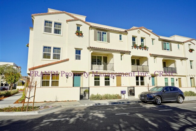 Building Photo - Stunning Modern Townhome in Southern Novato