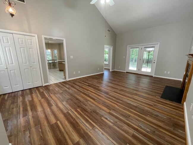 Building Photo - Charming, updated 3br house w/ separate ga...