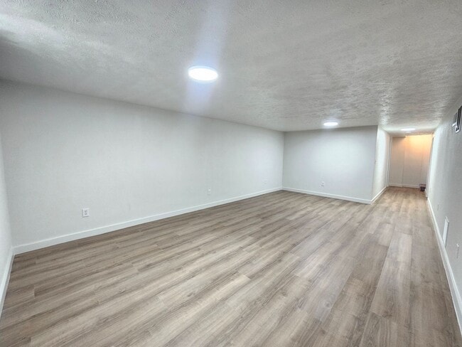 Building Photo - $1,995 - 4 Bed / 1 Bath Home with Fully Fe...