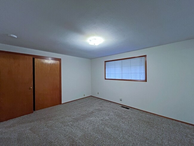 Building Photo - Adorable Three Bedrooom in Edgewood