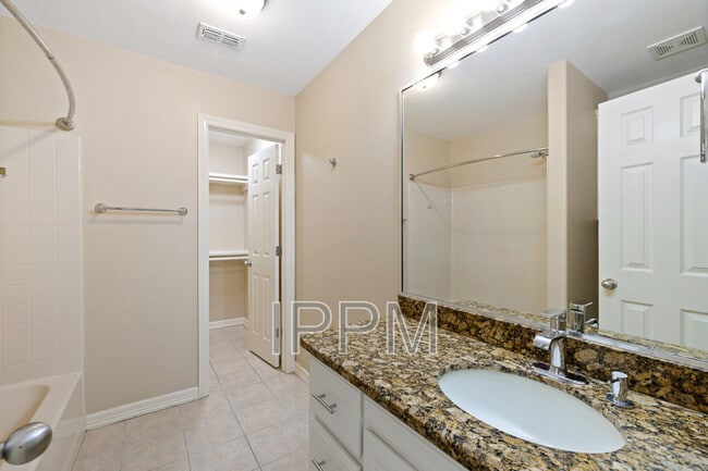 Building Photo - 1825 Treasure Oaks Dr