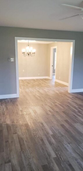 Building Photo - 513 S La Grange St