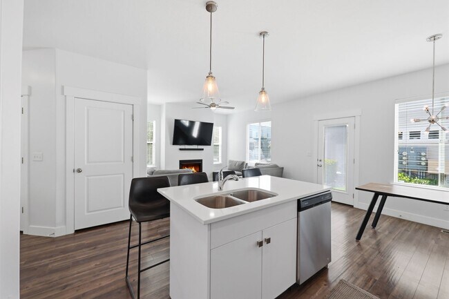 Building Photo - Waters Edge Townhome