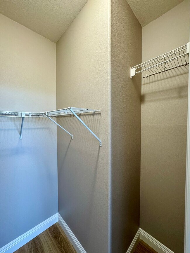 Building Photo - 3 Bed 2.5 Bath plus extra room Townhouse Style Condo / Attached 2 Car Garage