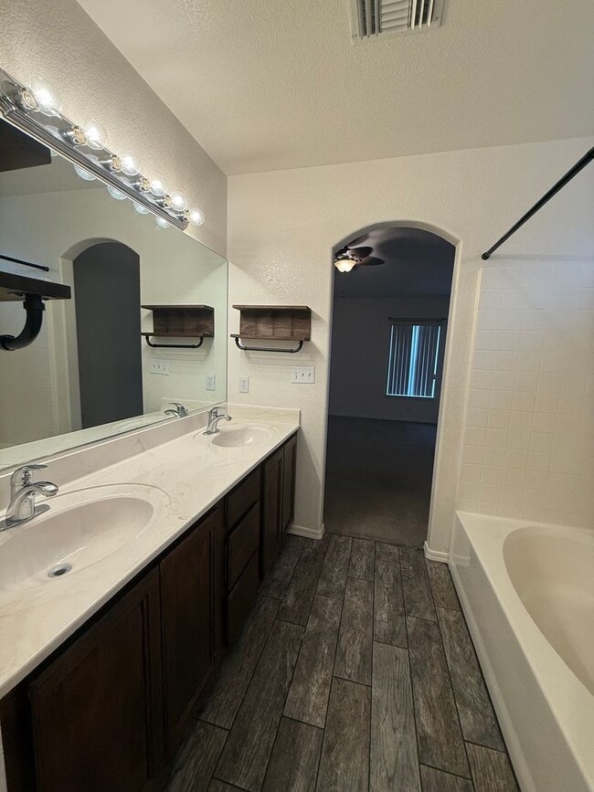 Building Photo - Beautifully Landscaped Home in Desert Foothills