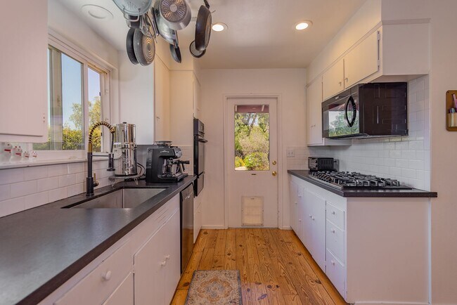 Building Photo - Upper Ojai Country Charmer w/Granny Flat