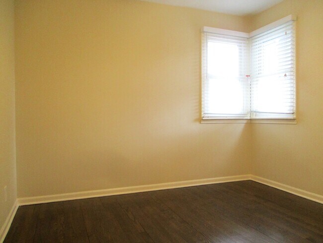 Building Photo - 448 Midway Dr