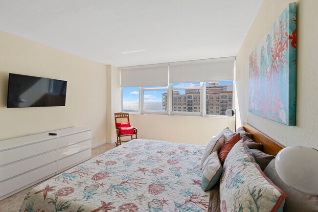 Building Photo - 2030 S Ocean Dr