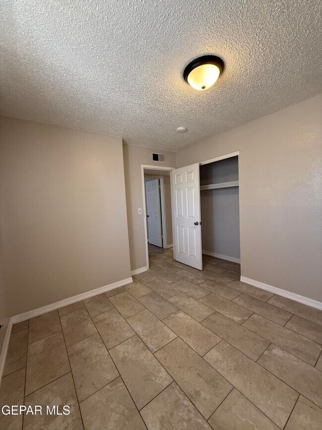 Building Photo - 955 Versailles Dr