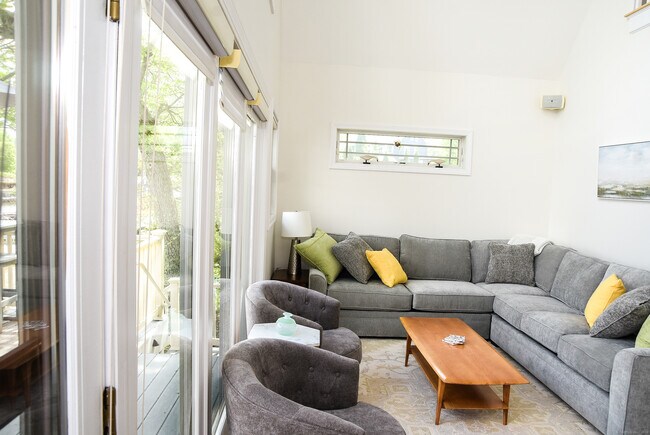 Building Photo - 12 Westover Ln