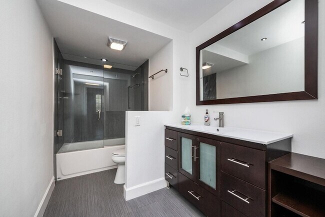 Building Photo - 3900 N Hills Dr