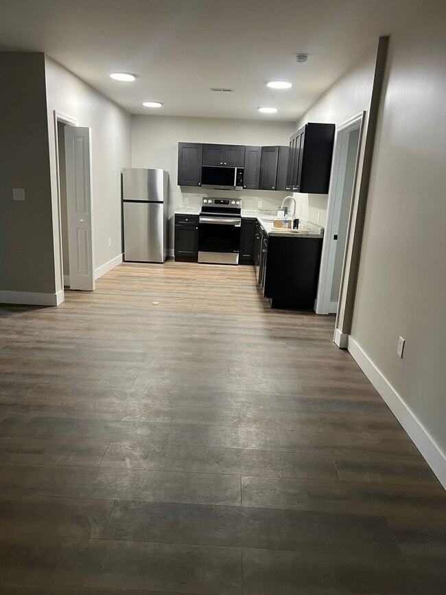 Building Photo - 1 Bedroom/1.5 Bath Newly Renovated Apartments For Lease