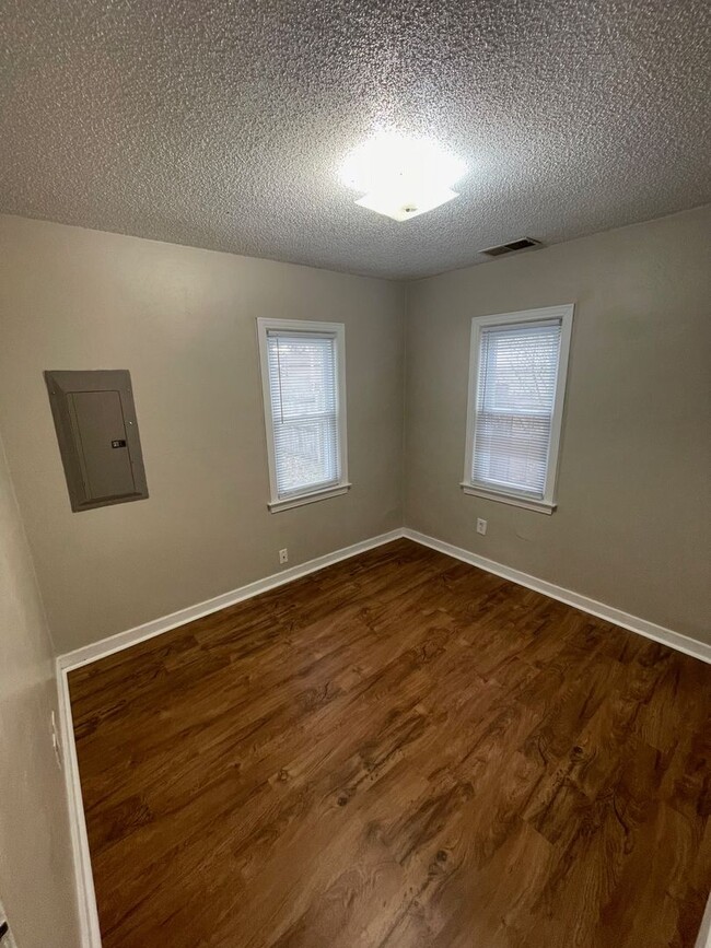 Building Photo - Lovely 2 Bedroom Southside Holland