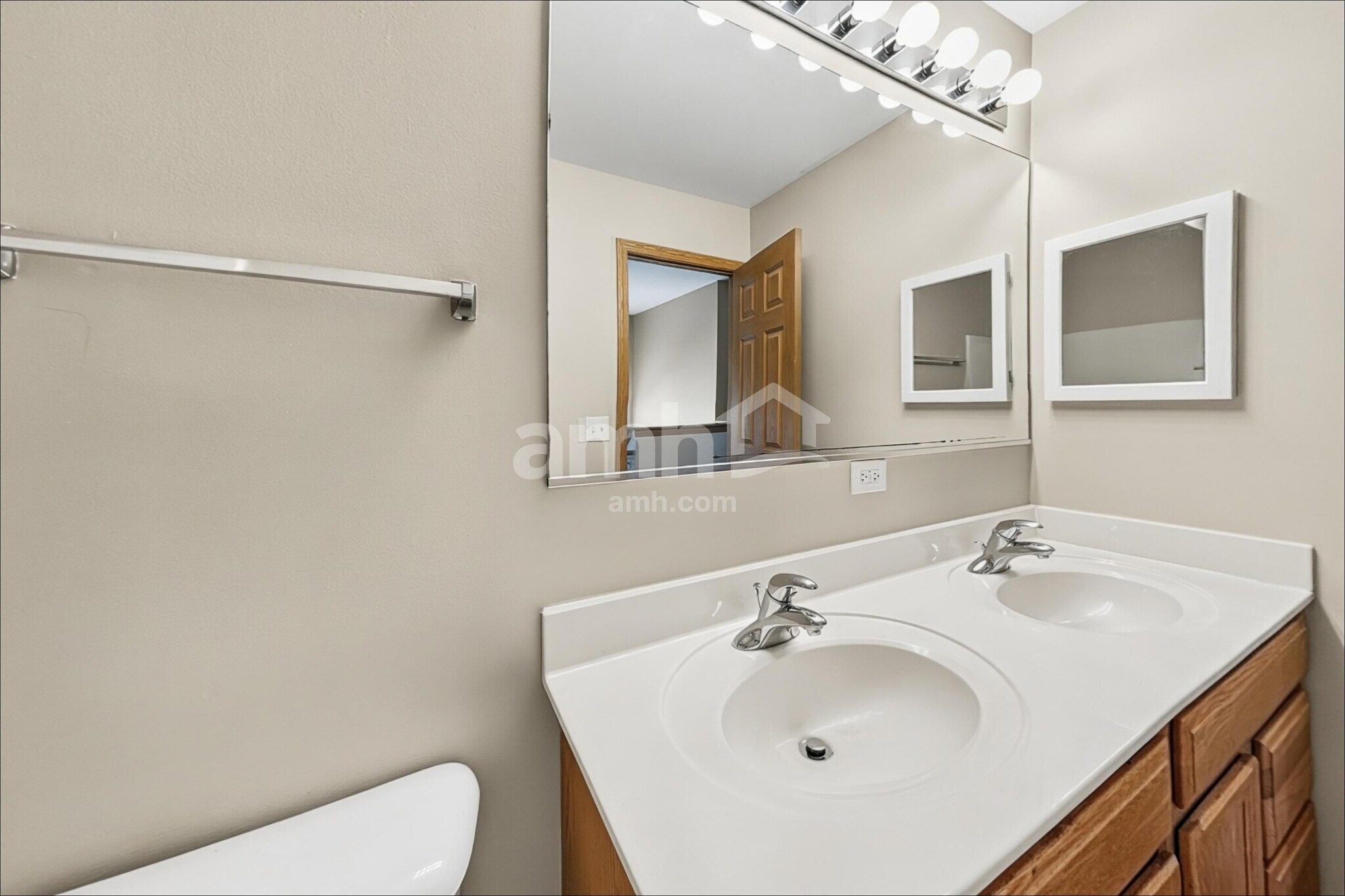 Building Photo - 204 Winding Trl