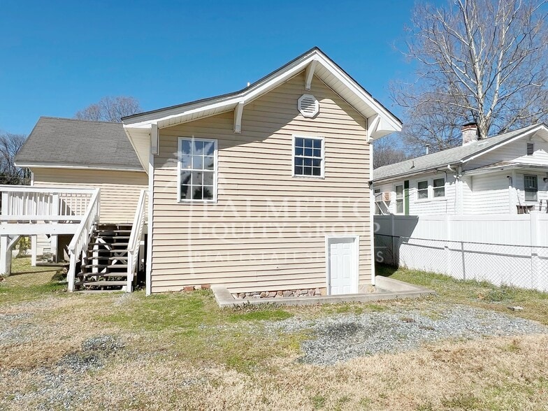 Building Photo - 829 Dillard St