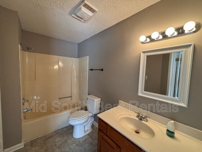 Building Photo - 125 Almond Cove