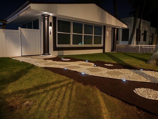 Building Photo - 751 Hollywood Blvd