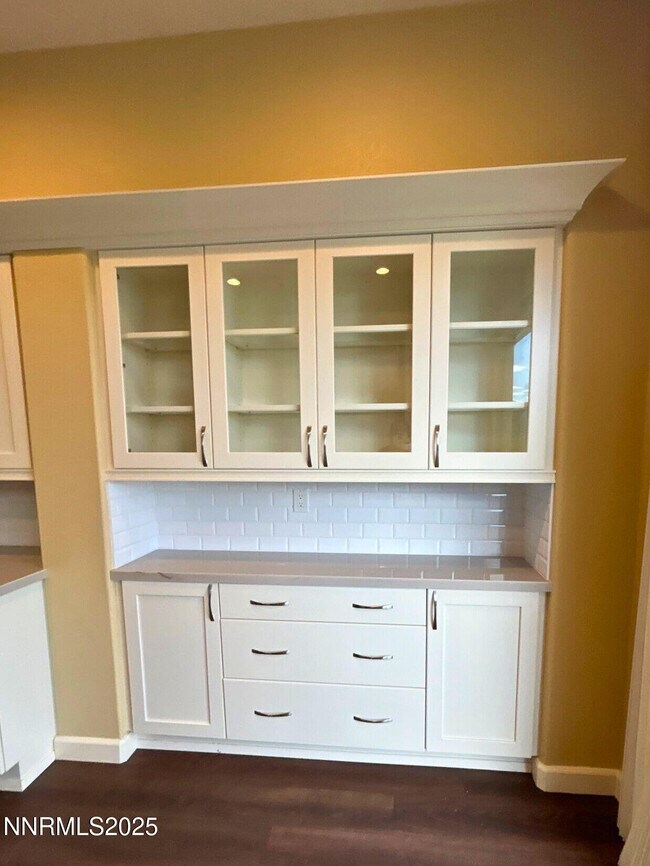 Building Photo - 6190 Carriage House Way