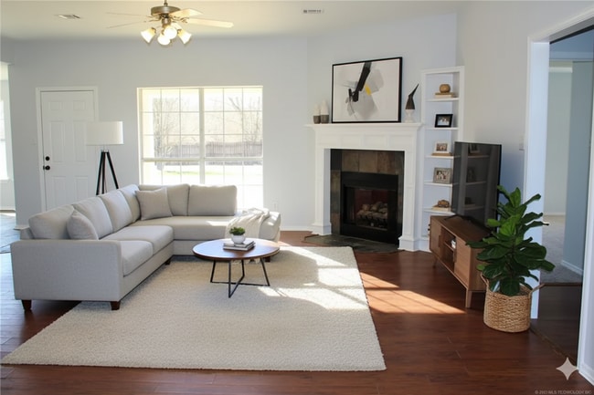 Building Photo - Outside Lovers Dream, 3/2 Large Fenced Yard