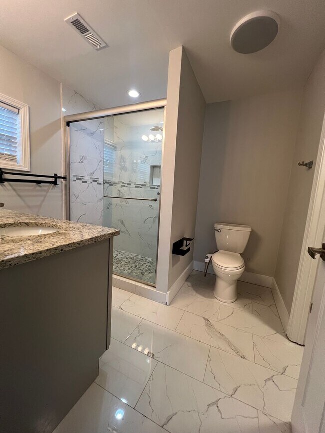 Building Photo - Renovated Brick Ranch in NW Charlotte