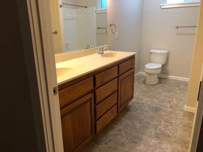 Building Photo - 2BED2BATH -2CARGARAGE, WASHER/DRYER HOOKUP, STORAGE, OWNER LANDSCAPE MAINTENANCE