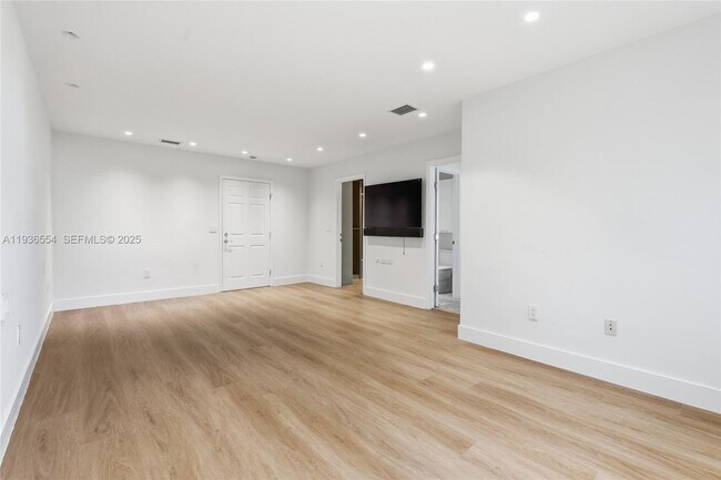 Building Photo - 3135 NE 211th St