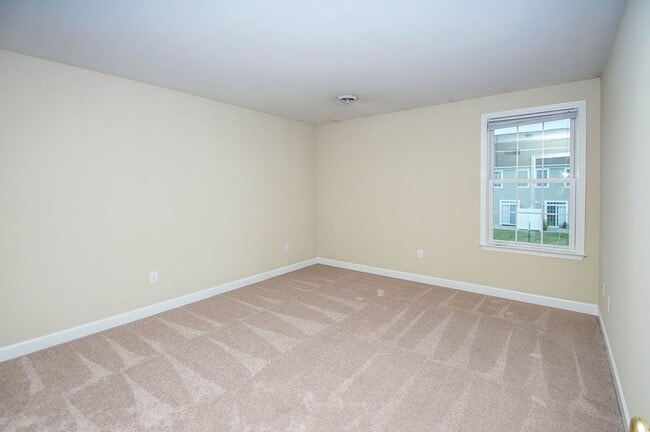 Building Photo - 3 BEDROOM 2.5 BATHROOM APARTMENT