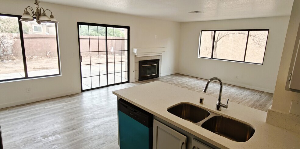 Kitchen/Dining - 371 Lander Dr
