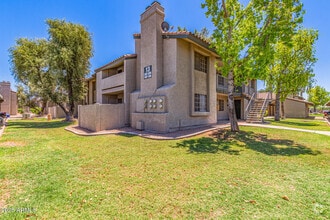 Building Photo - 533 W Guadalupe Rd