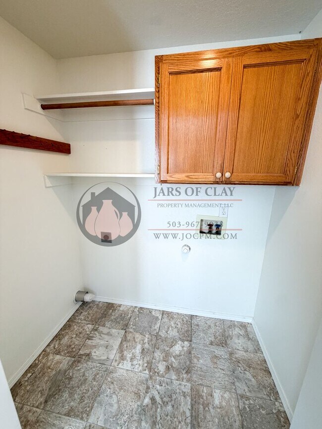 Building Photo - Beautiful Well Cared for West Salem Home