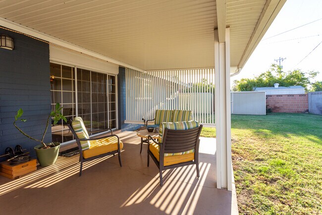 Building Photo - 2040 W Cambridge Ave