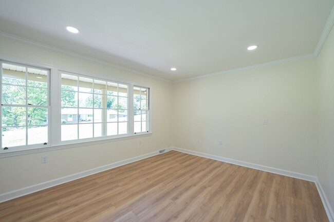 Building Photo - SPACIOUS RETREAT WITH DOWNTOWN CONVENIENCE