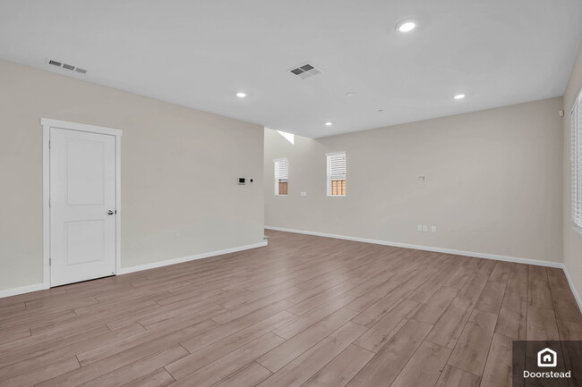 Building Photo - 5587 Saddle Rock Ln