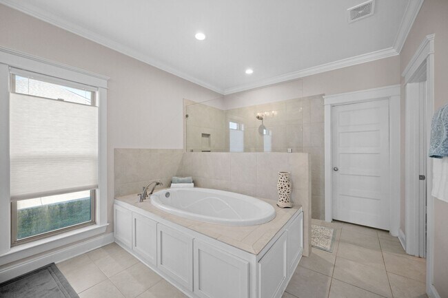 Building Photo - 5/3.5 TRULAND BUILT BEAUTY!