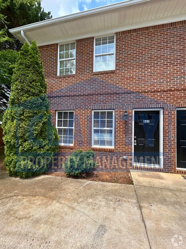 Building Photo - Brick Townhouse w/ 2 Bedrooms, 1.5 Bath wi...