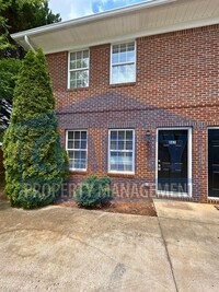 Building Photo - Brick Townhouse w/ 2 Bedrooms, 1.5 Bath wi...