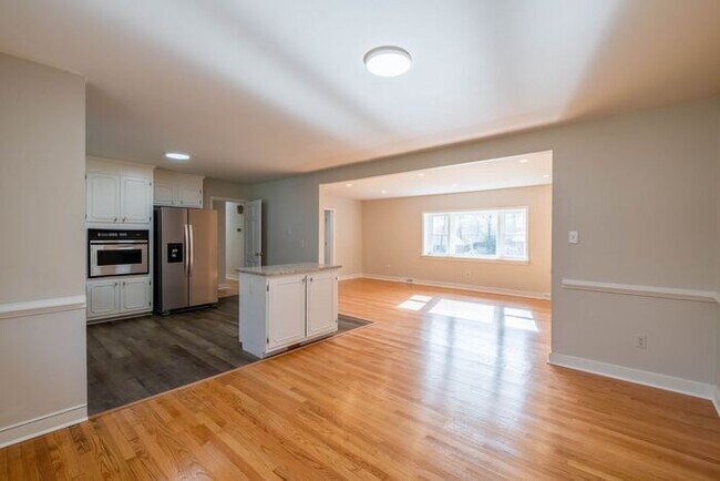 Building Photo - Newly remodeled 3/2.5