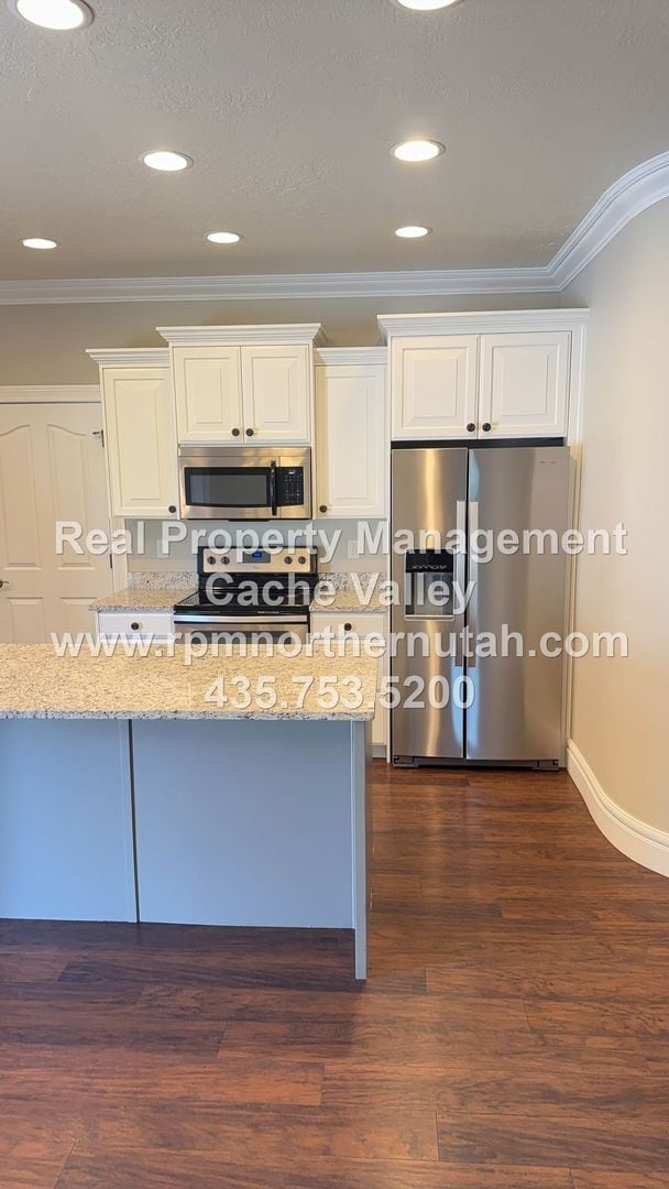 Building Photo - 4 Bedroom in Cobble Stone Gated Community in Providence!