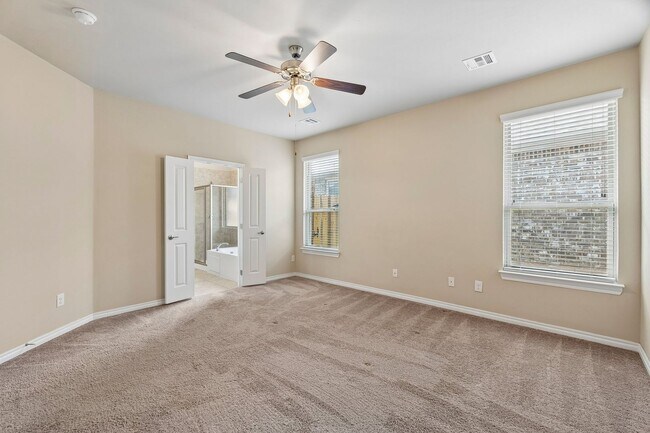 Building Photo - 3 bedroom 2 bath near Paycom!