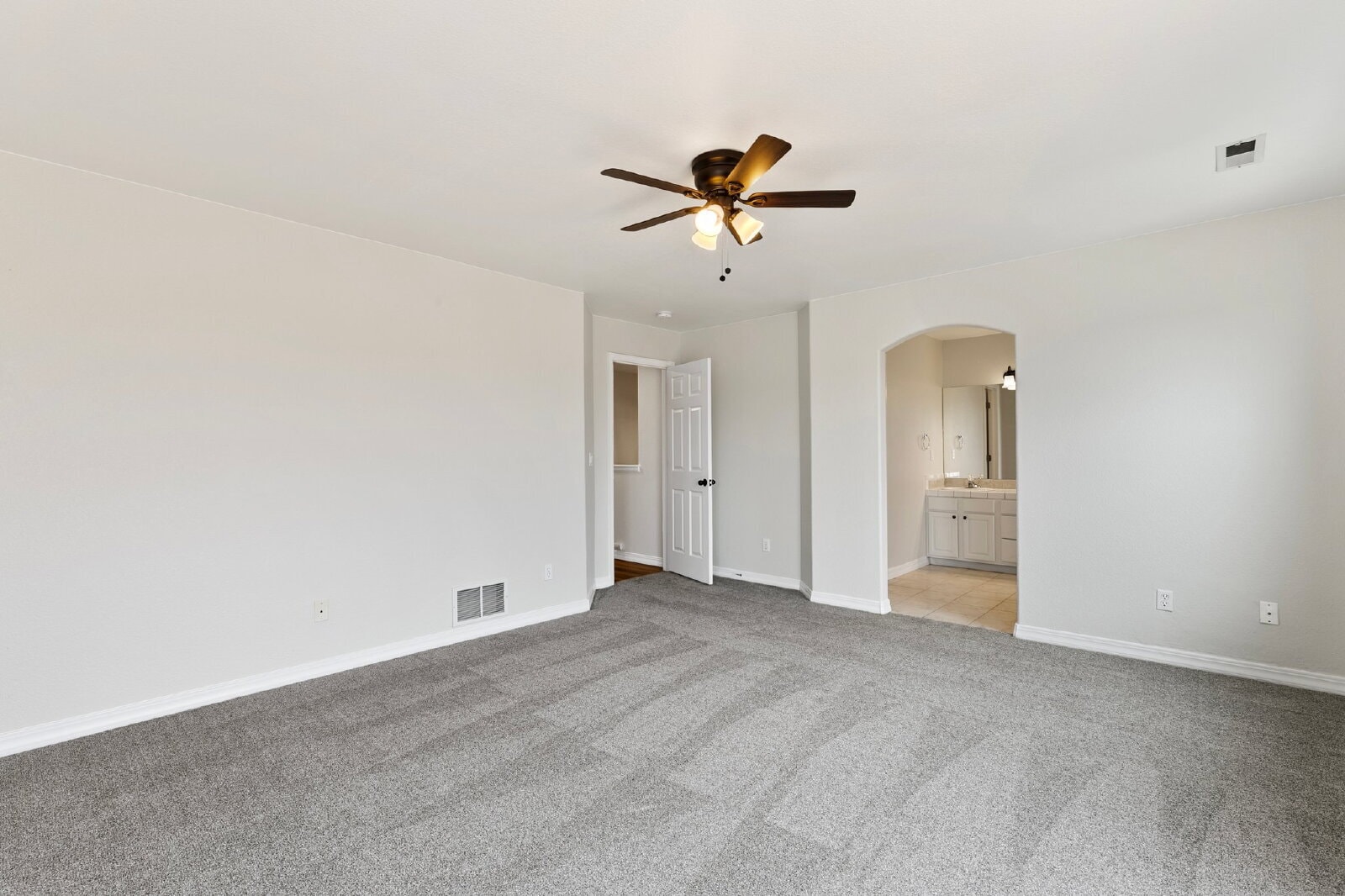 Building Photo - Updated Townhome with Views – Minutes to P...
