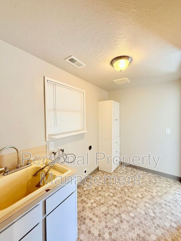 Building Photo - 4603 NE 122nd Ave