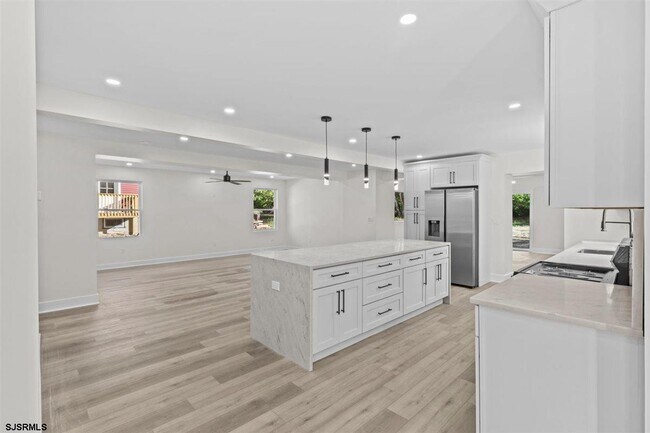 Building Photo - 1301 3rd Ter