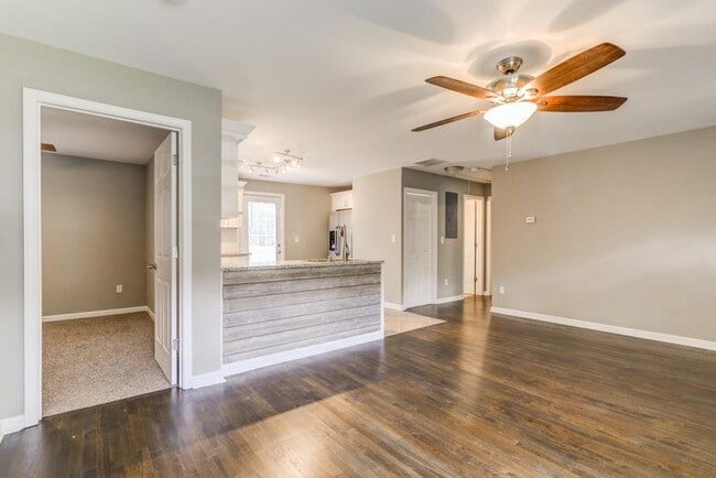 Building Photo - 567 Ashburton Ave
