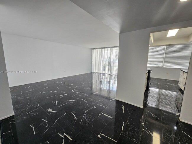 Building Photo - 18011 Biscayne Blvd