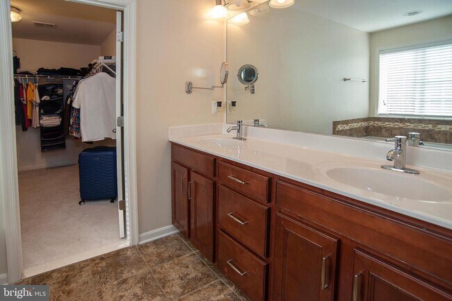 Building Photo - 20 Aster Ln